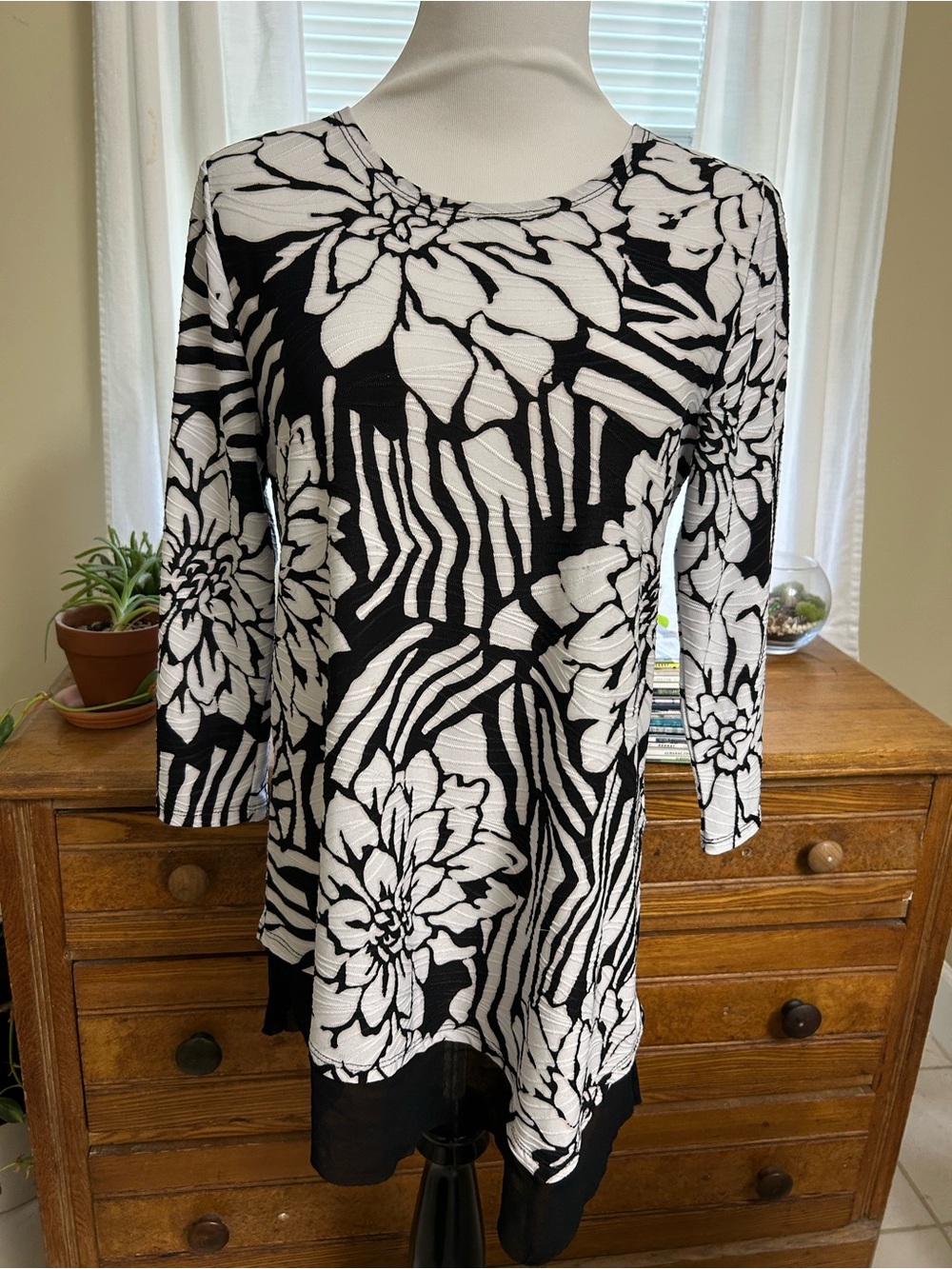 Chicos Travelers Women’s Black & White Floral-Print Long Sleeve Tunic Top
